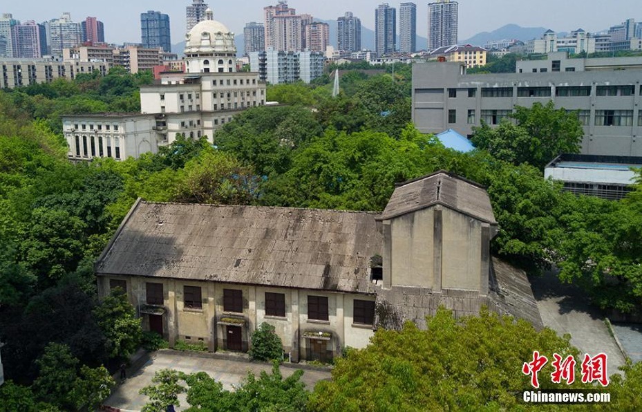 重庆大学校园内的中央大学大礼堂旧址.泱波 摄