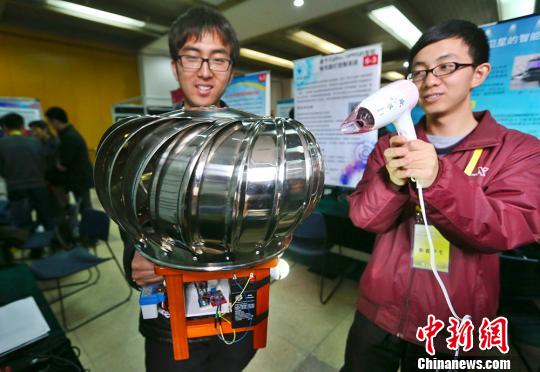 【中国新闻网】江苏大学生创新竞赛百余件作品亮相玩转高科技